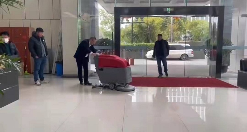 揚州某物業公司采購御衛仕手推式洗地機DX3用于某管理局的地面清洗